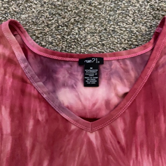 RUE 21 PINK V-NECK SHIRT - Picture 2 of 2